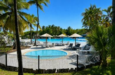 Studio vue mer en première ligne à Sainte-Anne   Dernier étage   Résidence sécurisée avec accès plage