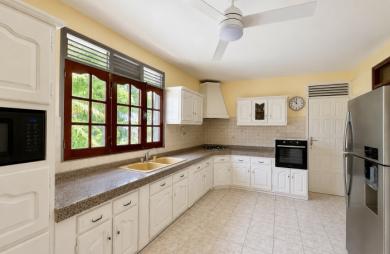 À VENDRE - Maison avec potentiel constructible sur un terrain de 1280 m2 à PETIT-BOURG