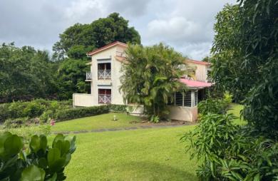 GOURBEYRE, villa T5 avec terrasse , double garage sur un grand terrain