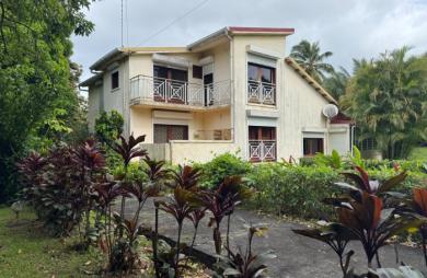 GOURBEYRE, villa T5 avec terrasse , double garage sur un grand terrain