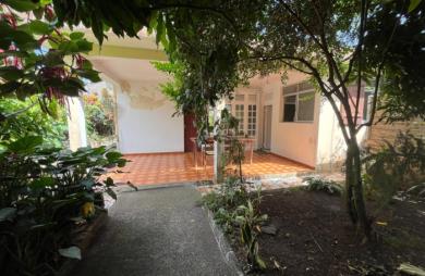 Maison familiale de 4 chambres avec T2 indépendant et garage sur un terrain clôturé