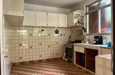 Maison familiale de 4 chambres avec T2 indépendant et garage sur un terrain clôturé