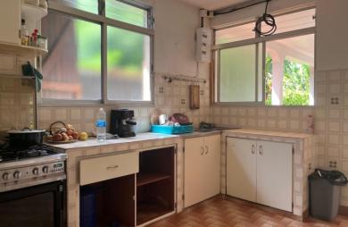 Maison familiale de 4 chambres avec T2 indépendant et garage sur un terrain clôturé