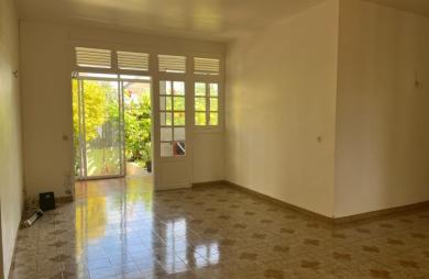 Maison familiale de 4 chambres avec T2 indépendant et garage sur un terrain clôturé
