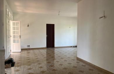Maison familiale de 4 chambres avec T2 indépendant et garage sur un terrain clôturé