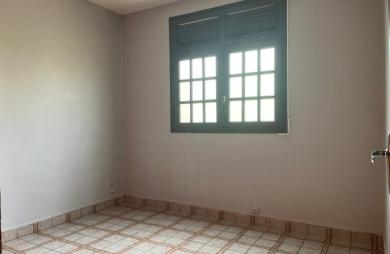 Maison familiale de 4 chambres avec T2 indépendant et garage sur un terrain clôturé