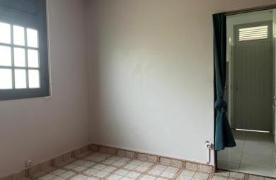 Maison familiale de 4 chambres avec T2 indépendant et garage sur un terrain clôturé