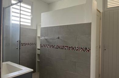 Maison familiale de 4 chambres avec T2 indépendant et garage sur un terrain clôturé