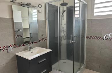 Maison familiale de 4 chambres avec T2 indépendant et garage sur un terrain clôturé