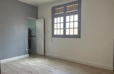 Maison familiale de 4 chambres avec T2 indépendant et garage sur un terrain clôturé