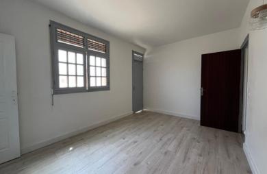 Maison familiale de 4 chambres avec T2 indépendant et garage sur un terrain clôturé