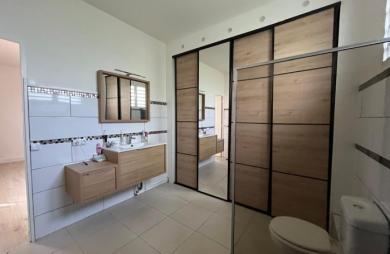 Maison familiale de 4 chambres avec T2 indépendant et garage sur un terrain clôturé