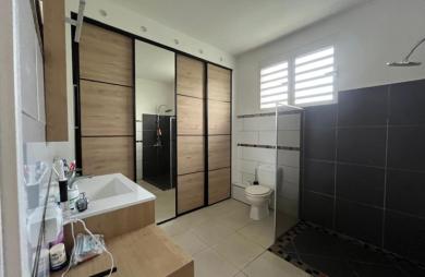 Maison familiale de 4 chambres avec T2 indépendant et garage sur un terrain clôturé