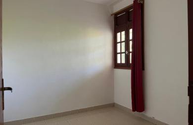 Maison familiale de 4 chambres avec T2 indépendant et garage sur un terrain clôturé