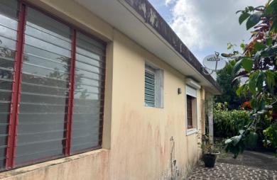 Maison familiale de 4 chambres avec T2 indépendant et garage sur un terrain clôturé