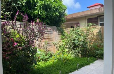 Maison familiale de 4 chambres avec T2 indépendant et garage sur un terrain clôturé
