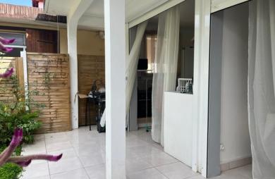 Maison familiale de 4 chambres avec T2 indépendant et garage sur un terrain clôturé