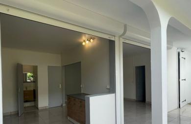 Maison familiale de 4 chambres avec T2 indépendant et garage sur un terrain clôturé