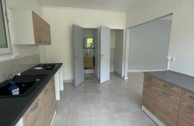 Maison familiale de 4 chambres avec T2 indépendant et garage sur un terrain clôturé