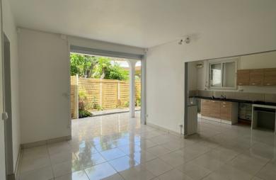 Maison familiale de 4 chambres avec T2 indépendant et garage sur un terrain clôturé
