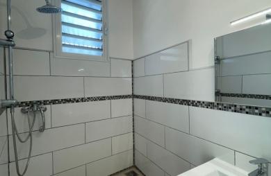 Maison familiale de 4 chambres avec T2 indépendant et garage sur un terrain clôturé