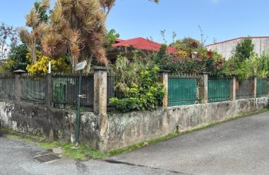 Maison familiale de 4 chambres avec T2 indépendant et garage sur un terrain clôturé