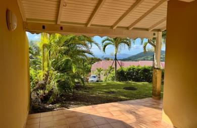 GOURBEYRE — Duplex T3, entièrement rénové avec vue sur les Saintes