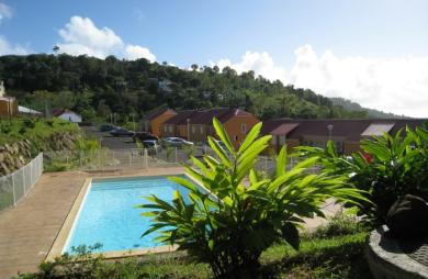 GOURBEYRE — Duplex T3, entièrement rénové avec vue sur les Saintes