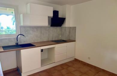 GOURBEYRE — Duplex T3, entièrement rénové avec vue sur les Saintes