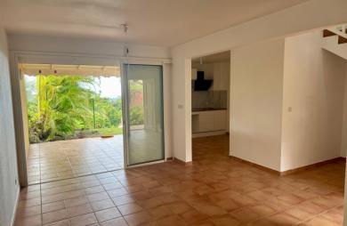 GOURBEYRE — Duplex T3, entièrement rénové avec vue sur les Saintes