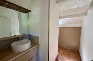 GOURBEYRE — Duplex T3, entièrement rénové avec vue sur les Saintes