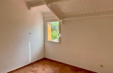 GOURBEYRE — Duplex T3, entièrement rénové avec vue sur les Saintes