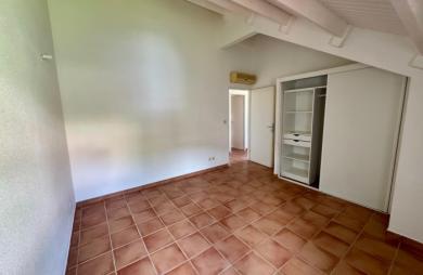 GOURBEYRE — Duplex T3, entièrement rénové avec vue sur les Saintes