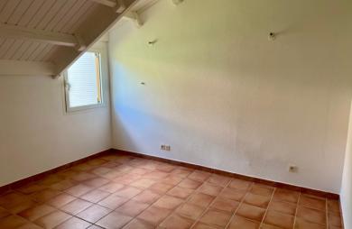 GOURBEYRE — Duplex T3, entièrement rénové avec vue sur les Saintes