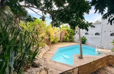 Villa mitoyenne, avec piscine privative et vue mer. Lotissement résidentiel