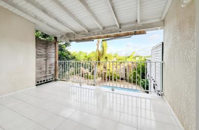 Villa mitoyenne, avec piscine privative et vue mer. Lotissement résidentiel