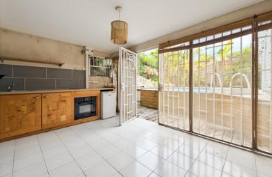Villa mitoyenne, avec piscine privative et vue mer. Lotissement résidentiel