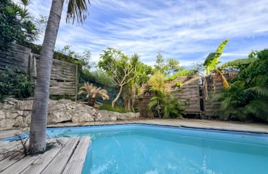 Villa mitoyenne, avec piscine privative et vue mer. Lotissement résidentiel