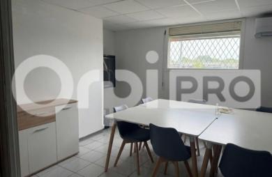 Louez un entrepôt d environ 580 m2  aux Abymes avec Orpi BOUTAREL