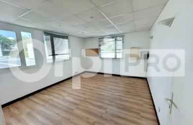 Bureau - Local professionnel & commercial de 88 m² – Village Manganao, Saint-François
5 salles d