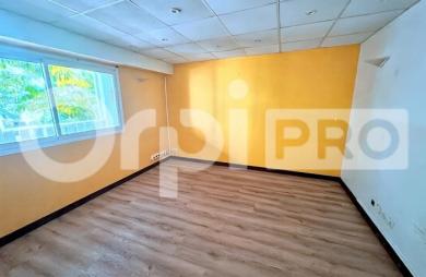 Bureau - Local professionnel & commercial de 88 m² – Village Manganao, Saint-François
5 salles d