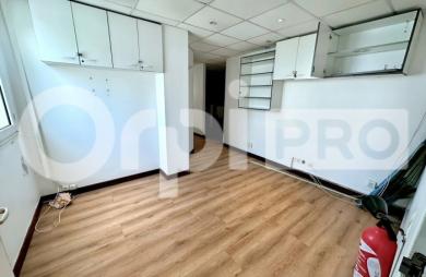 Bureau - Local professionnel & commercial de 88 m² – Village Manganao, Saint-François
5 salles d