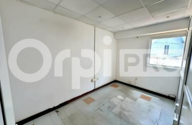 Bureau - Local professionnel & commercial de 88 m² – Village Manganao, Saint-François
5 salles d