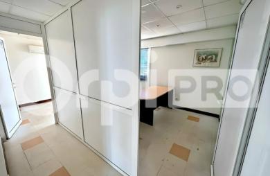 Bureau - Local professionnel & commercial de 88 m² – Village Manganao, Saint-François
5 salles d