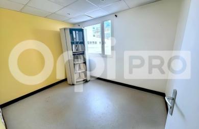 Bureau - Local professionnel & commercial de 88 m² – Village Manganao, Saint-François
5 salles d