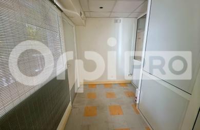Bureau - Local professionnel & commercial de 88 m² – Village Manganao, Saint-François
5 salles d