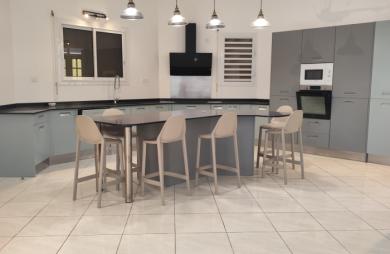 POINTE-NOIRE   VILLA DE 150 M2 AVEC PISCINE AU SEL & JACUZZI