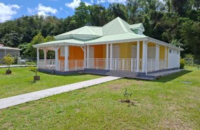 POINTE-NOIRE   VILLA DE 150 M2 AVEC PISCINE AU SEL & JACUZZI