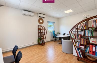 À louer   Local lumineux de 60 m2 vue montagne   Etage avec ascenseur   Goyave (Fort Ile)