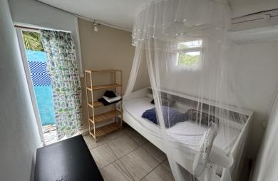 À LOUER   SPACIEUX T2 MEUBLÉ D’ENVIRON 50 M2   PROCHE DU BOURG DU GOSIER